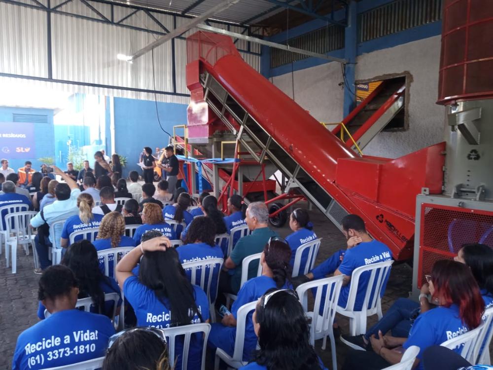 Capa da notícia: SLU participa da inauguração de novas estações da cooperativa Recicle a Vida em Ceilândia